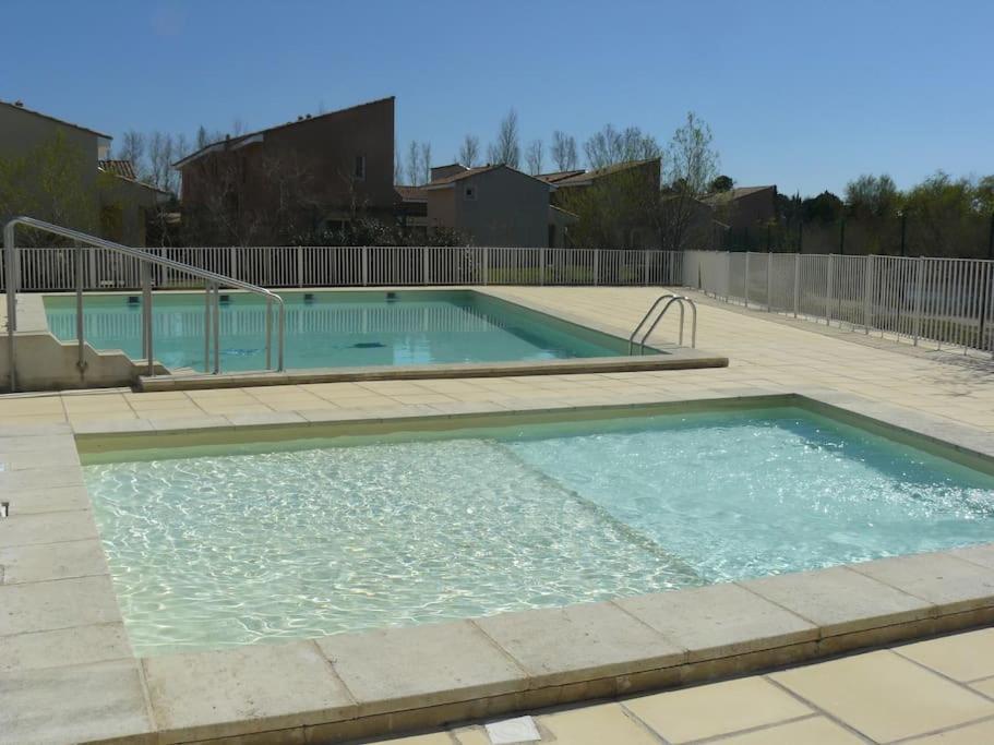 Le Petit Bonheur - Place Parking Privee - Clim - Terrasse - Piscine Partagee - Proche Parc Spirou Saint-Saturnin-lès-Avignon Zewnętrze zdjęcie